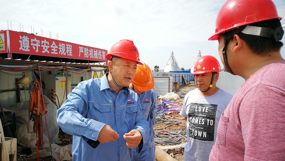 2018年5月2日，股份公司副总裁黄铁民对科技公司项目现场进行安全检查.jpg